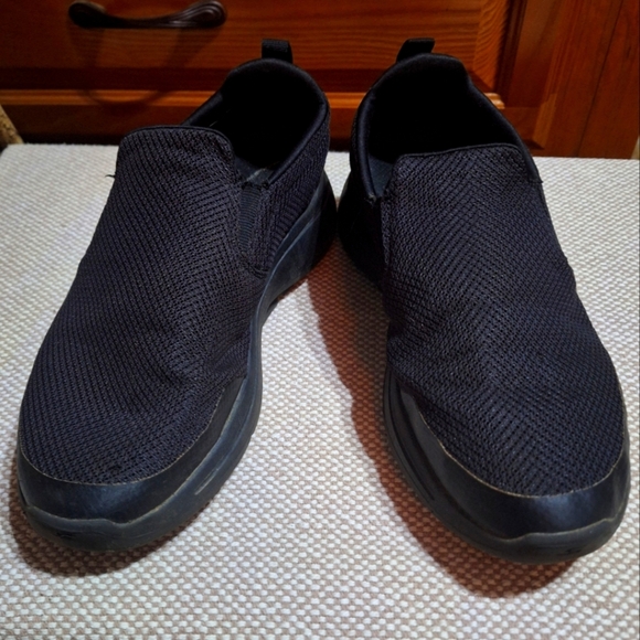 Skechers Go Walk Air Cooled Black Slip-On Men's Shoes In A Size 10. Comfort - Picture 1 of 14